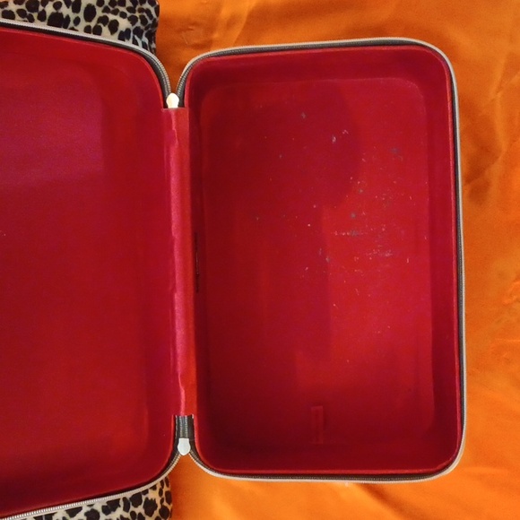 VINTAGE LANCOM VINYL BLACK/WHITE TRIM RED SILKY INSIDE TOWER ZIP PULLS BOX - Picture 4 of 16